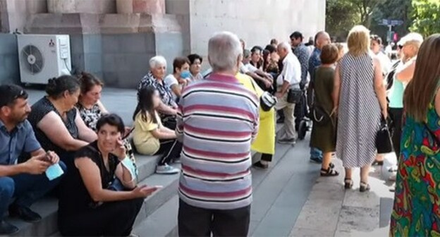 Protest action of internally displaced persons from Nagorno-Karabakh near the government building in Yerevan, September 2021. Screenshot: NEWS.AM, https://www.youtube.com/watch?v=whtkzMr-6LM Protest action of internally displaced persons from Nagorno-Karabakh near the government building in Yerevan, September 2021. Screenshot: NEWS.AM, https://www.youtube.com/watch?v=whtkzMr-6LM