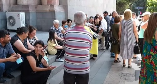 Protest action of internally displaced persons from Nagorno-Karabakh near the government building in Yerevan, September 2021. Screenshot: NEWS.AM, https://www.youtube.com/watch?v=whtkzMr-6LM Protest action of internally displaced persons from Nagorno-Karabakh near the government building in Yerevan, September 2021. Screenshot: NEWS.AM, https://www.youtube.com/watch?v=whtkzMr-6LM