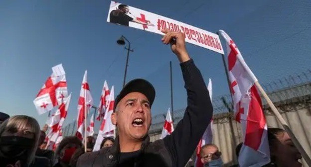 Supporters of former Georgian President Mikhail Saakashvili hold a rally outside a prison in Rustavi, Georgia, October 24, 2021. REUTERS / Irakli Gedenidze Supporters of former Georgian President Mikhail Saakashvili hold a rally outside a prison in Rustavi, Georgia, October 24, 2021. REUTERS / Irakli Gedenidze