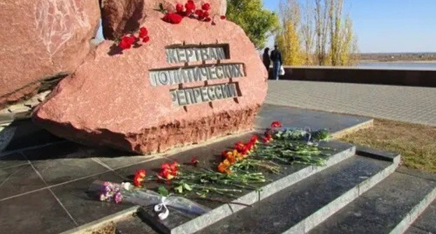Flowers at the Monument to repressed people in Volgograd, October 30, 2021. Photo by Vyacheslav Yaschenko for the Caucasian Knot Flowers at the Monument to repressed people in Volgograd, October 30, 2021. Photo by Vyacheslav Yaschenko for the Caucasian Knot