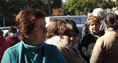 A protest action by Karabakh refugees at the building of the Armenian government. Yerevan, October 2021. Screenshot: NEWSam Channel2; https://www.youtube.com/watch?v=gzuMutaGzNY" title= A protest action by Karabakh refugees at the building of the Armenian government. Yerevan, October 2021. Screenshot: NEWSam Channel2; https://www.youtube.com/watch?v=gzuMutaGzNY" title=