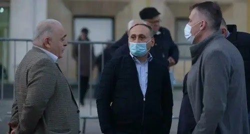 A group of doctors in Tbilisi in front of the Georgian government building demands that Saakashvili be transferred to a private clinic. Screenshot: Sputnik Georgia, https://sputnik-georgia.ru/20211109/gruppa-vrachey-prosit-perevesti-saakashvili-v-grazhdanskuyu-kliniku-261928863.html A group of doctors in Tbilisi in front of the Georgian government building demands that Saakashvili be transferred to a private clinic. Screenshot: Sputnik Georgia, https://sputnik-georgia.ru/20211109/gruppa-vrachey-prosit-perevesti-saakashvili-v-grazhdanskuyu-kliniku-261928863.html