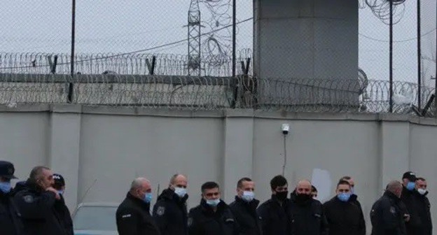 Police officers outside the prison where Saakashvili is being kept. Photo by Inna Kukudzhanova for the Caucasian Knot Police officers outside the prison where Saakashvili is being kept. Photo by Inna Kukudzhanova for the Caucasian Knot