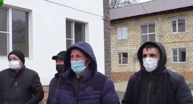 Inhabitants of the camp in Dagestan. Screenshot from the video posted by the Caucasian Knot, https://www.youtube.com/watch?v=j4HSuoppzwI Inhabitants of the camp in Dagestan. Screenshot from the video posted by the Caucasian Knot, https://www.youtube.com/watch?v=j4HSuoppzwI