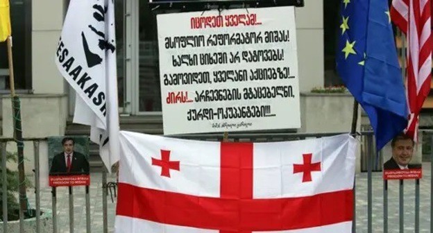 The flag of Georgia and a poster with inscription: "You should know it all! People will not be left in prison! World reformer Misha! Go out to rallies!.. Down with!.. Abductors of the elections, thieves-occupiers!!!..."; Photo by Inna Kukudzhanova for the Caucasian Knot The flag of Georgia and a poster with inscription: "You should know it all! People will not be left in prison! World reformer Misha! Go out to rallies!.. Down with!.. Abductors of the elections, thieves-occupiers!!!..."; Photo by Inna Kukudzhanova for the Caucasian Knot