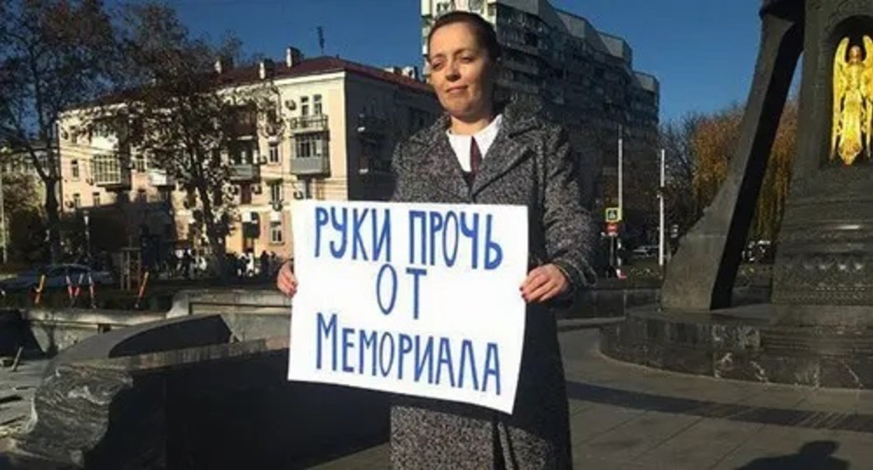 Yana Antonova holds a solo picket. Photo by Valeria Fedenyova for the Caucasian Knot Yana Antonova holds a solo picket. Photo by Valeria Fedenyova for the Caucasian Knot