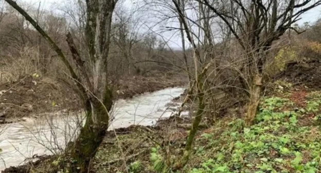 Bank of the Fortanga River. Screenshot of the video posted by the administration of the Sunzhensky district of Ingushetia, https://sunja-ri.ru/о-ситуации-на-границе-в-сельском-посел/ Bank of the Fortanga River. Screenshot of the video posted by the administration of the Sunzhensky district of Ingushetia, https://sunja-ri.ru/о-ситуации-на-границе-в-сельском-посел/