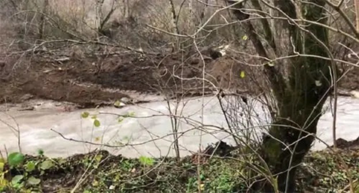 Bank of the Fortanga River. Screenshot of video posted by the Ministry of Natural Resources for Ingushetia, https://www.instagram.com/tv/CWJYhtjoMeX/ Bank of the Fortanga River. Screenshot of video posted by the Ministry of Natural Resources for Ingushetia, https://www.instagram.com/tv/CWJYhtjoMeX/
