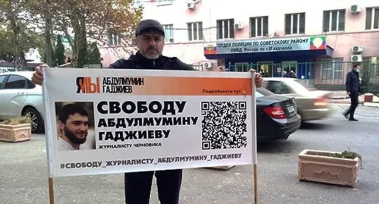 Salim Khalitov continues a picket outside the police station, where journalist Magomed Magomedov was taken on November 15, 2021. Photo by Rasul Magomedov Salim Khalitov continues a picket outside the police station, where journalist Magomed Magomedov was taken on November 15, 2021. Photo by Rasul Magomedov