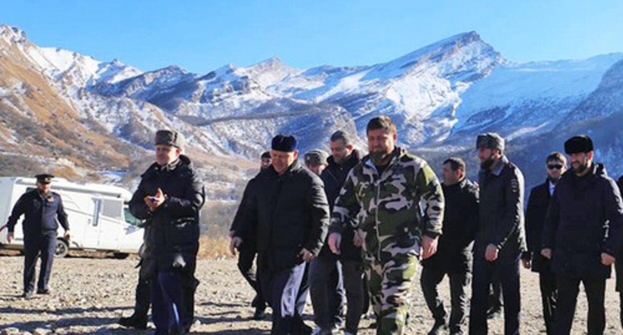Ramzan Kadyrov (in the center) at the meeting on reconstruction of Galanchozhsky District. Photo: Rizvan Edilsultanov / IA "Grozny Inform" Ramzan Kadyrov (in the center) at the meeting on reconstruction of Galanchozhsky District. Photo: Rizvan Edilsultanov / IA "Grozny Inform"
