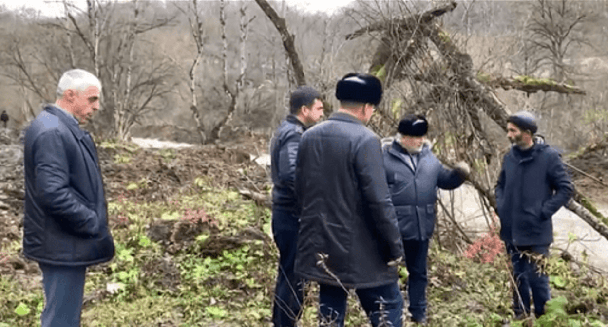 Inspection of the bank of the Fortanga River. Screenshot of the video by the Ingushetia TV channel youtu.be/ozsPaw035MM Inspection of the bank of the Fortanga River. Screenshot of the video by the Ingushetia TV channel youtu.be/ozsPaw035MM
