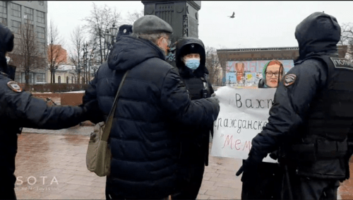 Victoria Ivleva, a journalist, at a picket in support of the "Memorial", Moscow, November 21, 2021. Screenshot of the video https://web.telegram.org/z/#-1382842129 Victoria Ivleva, a journalist, at a picket in support of the "Memorial", Moscow, November 21, 2021. Screenshot of the video https://web.telegram.org/z/#-1382842129