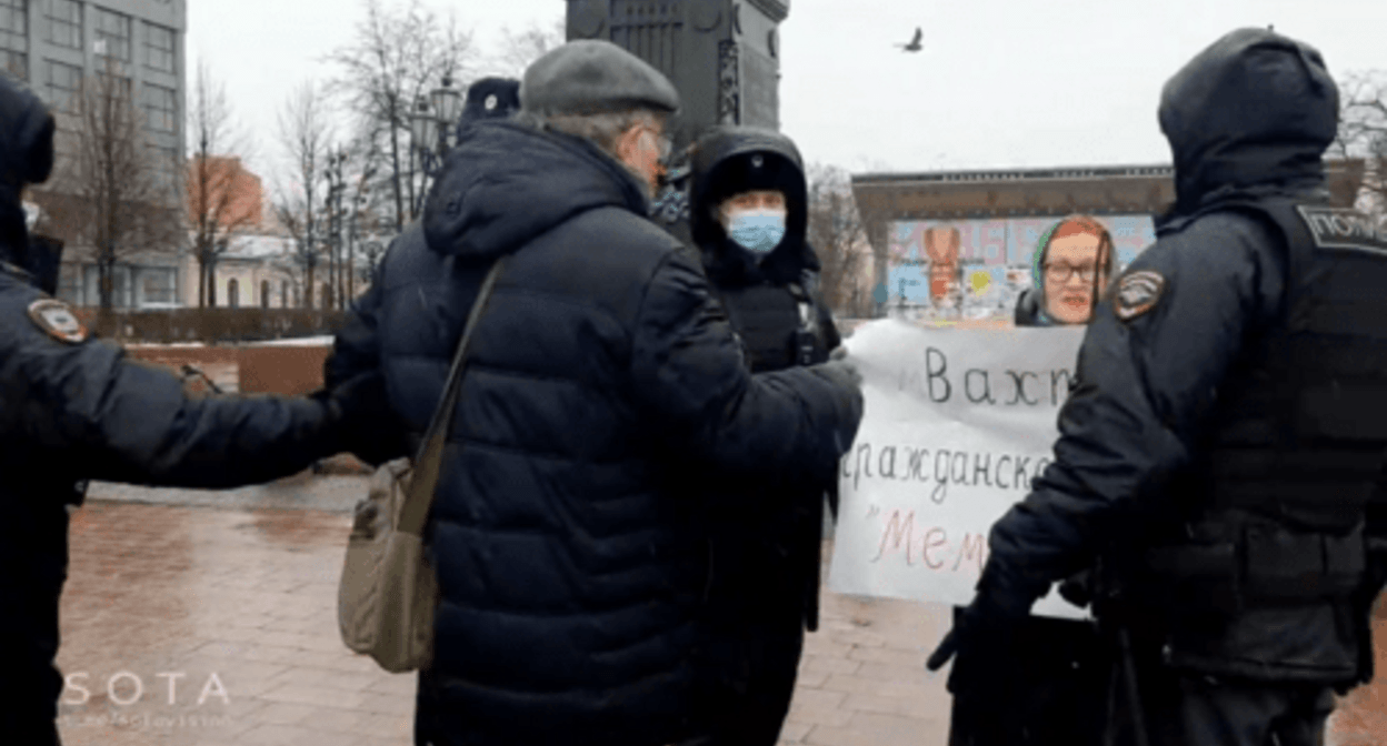 Victoria Ivleva, a journalist, at a picket in support of the "Memorial", Moscow, November 21, 2021. Screenshot of the video https://web.telegram.org/z/#-1382842129 Victoria Ivleva, a journalist, at a picket in support of the "Memorial", Moscow, November 21, 2021. Screenshot of the video https://web.telegram.org/z/#-1382842129