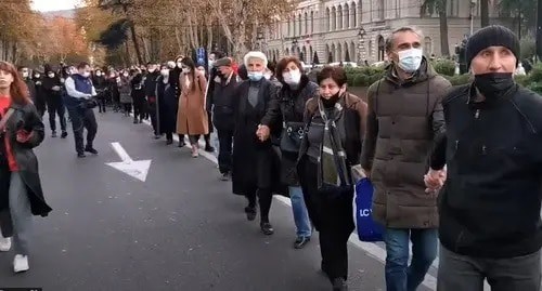 A human chain in central Tbilisi in honour of the 18th anniversary of the "Rose Revolution". Screenshot: https://www.youtube.com/watch?v=RlgUsMAzGJg A human chain in central Tbilisi in honour of the 18th anniversary of the "Rose Revolution". Screenshot: https://www.youtube.com/watch?v=RlgUsMAzGJg