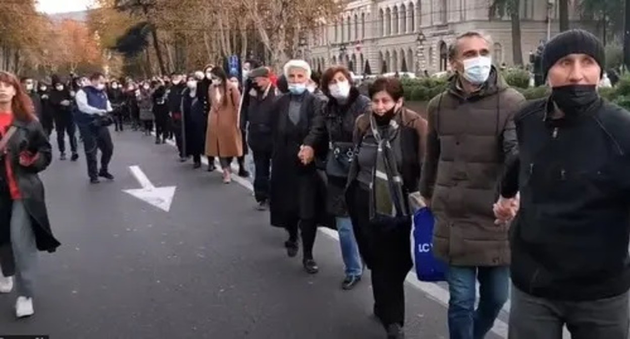 A human chain in central Tbilisi in honour of the 18th anniversary of the "Rose Revolution". Screenshot: https://www.youtube.com/watch?v=RlgUsMAzGJg A human chain in central Tbilisi in honour of the 18th anniversary of the "Rose Revolution". Screenshot: https://www.youtube.com/watch?v=RlgUsMAzGJg
