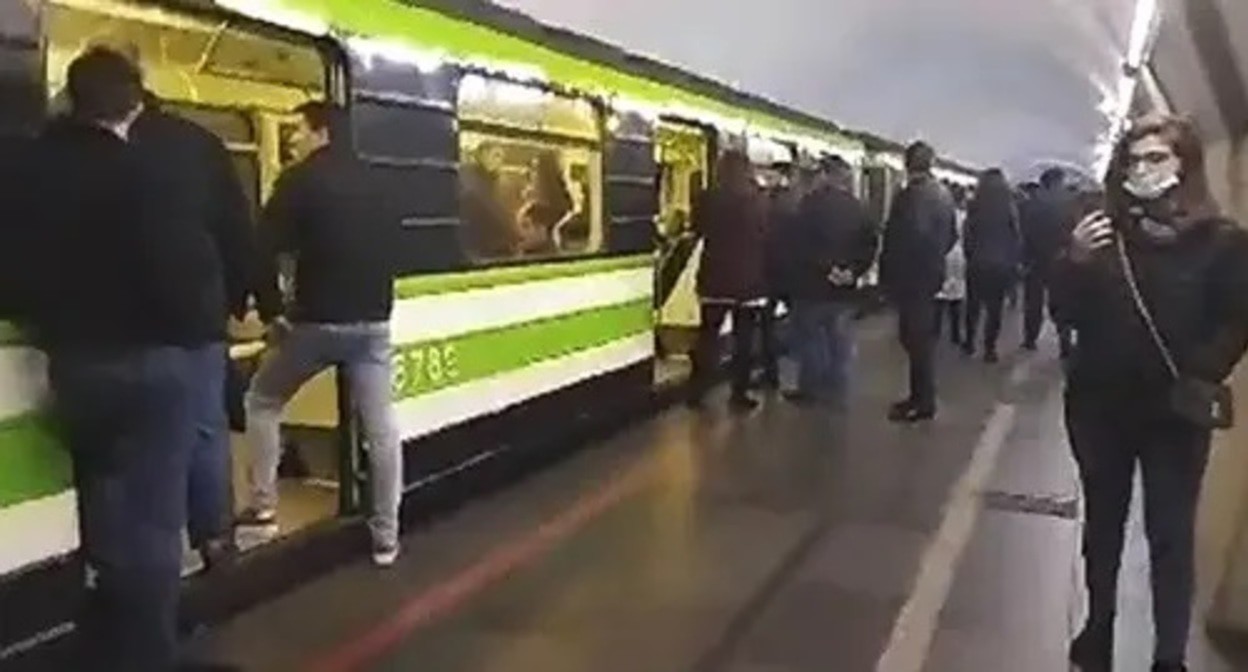 Liberation Movement activists block doors of Yerevan metro trains. Screenshot: https://www.facebook.com/nhokhikyan/videos/431919021774965/?t=0 Liberation Movement activists block doors of Yerevan metro trains. Screenshot: https://www.facebook.com/nhokhikyan/videos/431919021774965/?t=0