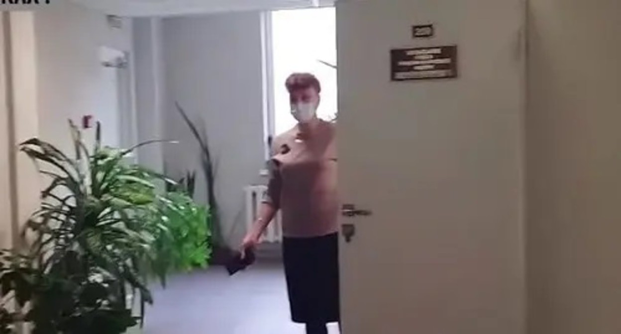 An employee during protest action at Rospotrebnadzor. Screenshot: https://www.youtube.com/watch?v=pVgKoDfuyCU An employee during protest action at Rospotrebnadzor. Screenshot: https://www.youtube.com/watch?v=pVgKoDfuyCU