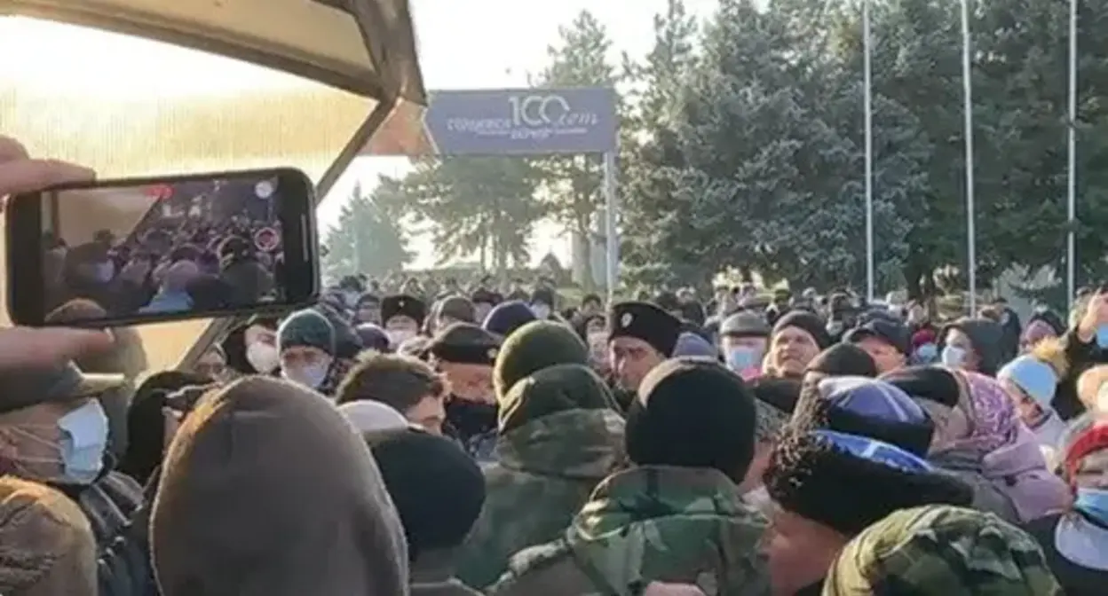 A rally against the chairman of the "Russia" collective farm in the Stavropol Territory. Screenshot: https://twitter.com/asilikedem/status/1463794818937675781 A rally against the chairman of the "Russia" collective farm in the Stavropol Territory. Screenshot: https://twitter.com/asilikedem/status/1463794818937675781