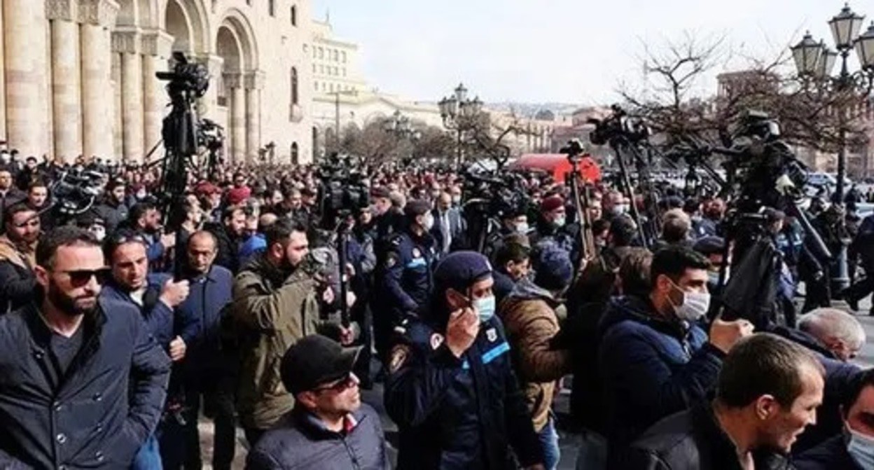 Action against delimitation of the border with Azerbaijan. Photo: https://anna-news.info/armyanskaya-oppozitsiya-trebuet-obnarodovat-plan-delimitatsii-i-demarkatsii-granitsy-s-azerbajdzhanom/ Action against delimitation of the border with Azerbaijan. Photo: https://anna-news.info/armyanskaya-oppozitsiya-trebuet-obnarodovat-plan-delimitatsii-i-demarkatsii-granitsy-s-azerbajdzhanom/