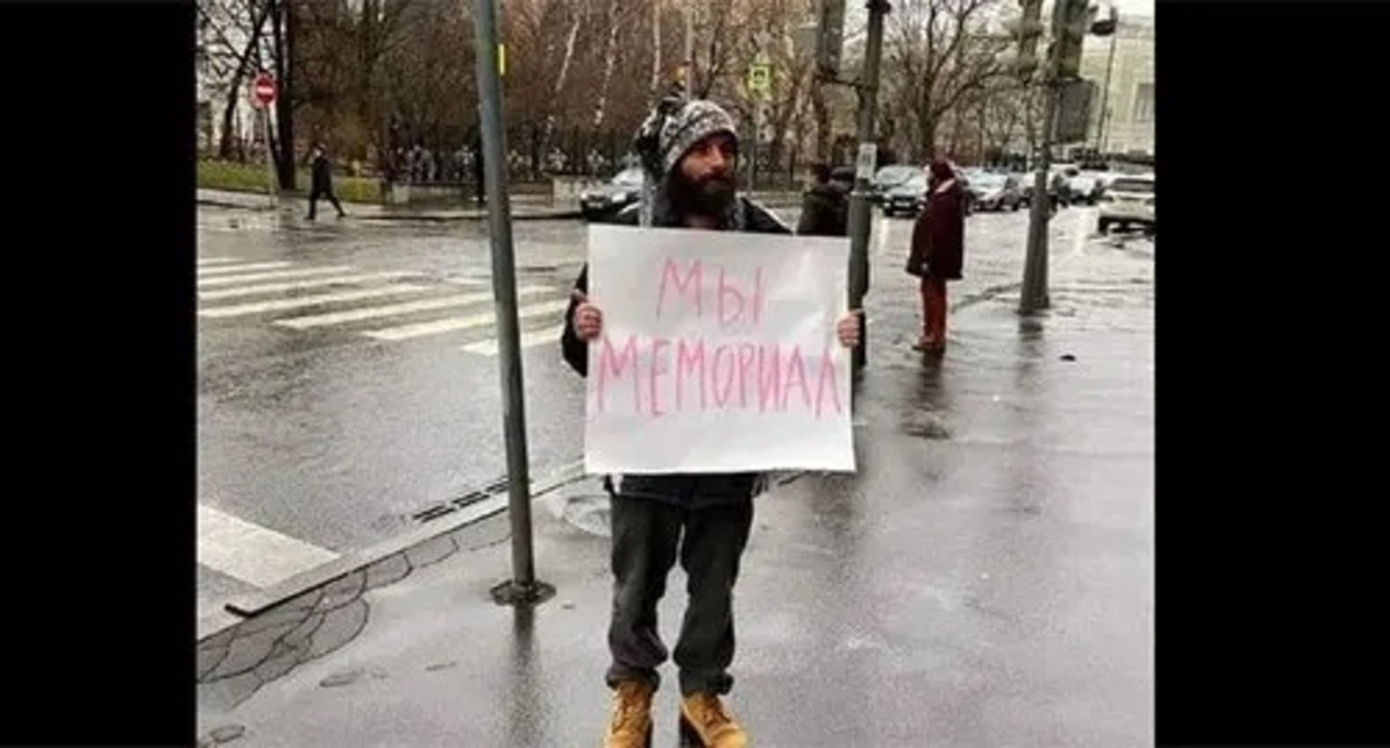 Alexei Belenkin holds a solo picket. Photo: https://www.facebook.com/lehabelyi Alexei Belenkin holds a solo picket. Photo: https://www.facebook.com/lehabelyi