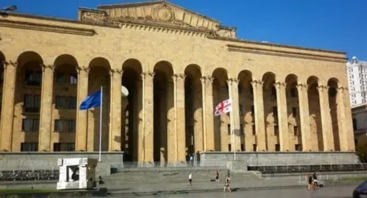 Parliament of Georgia, Tbilisi. Photo: Spartaky, https://ru.wikipedia.org/wiki/Парламент_Грузии#/media/Файл:Georgia_old_parlament_2.jpg Parliament of Georgia, Tbilisi. Photo: Spartaky, https://ru.wikipedia.org/wiki/Парламент_Грузии#/media/Файл:Georgia_old_parlament_2.jpg