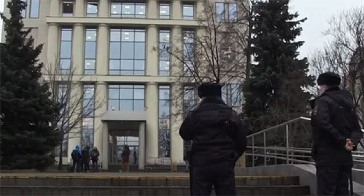 The police at the building of the court running the consideration of the case of the "Memorial". Screenshot of the video https://www.youtube.com/watch?v=o1Sn6H_wQ_w The police at the building of the court running the consideration of the case of the "Memorial". Screenshot of the video https://www.youtube.com/watch?v=o1Sn6H_wQ_w