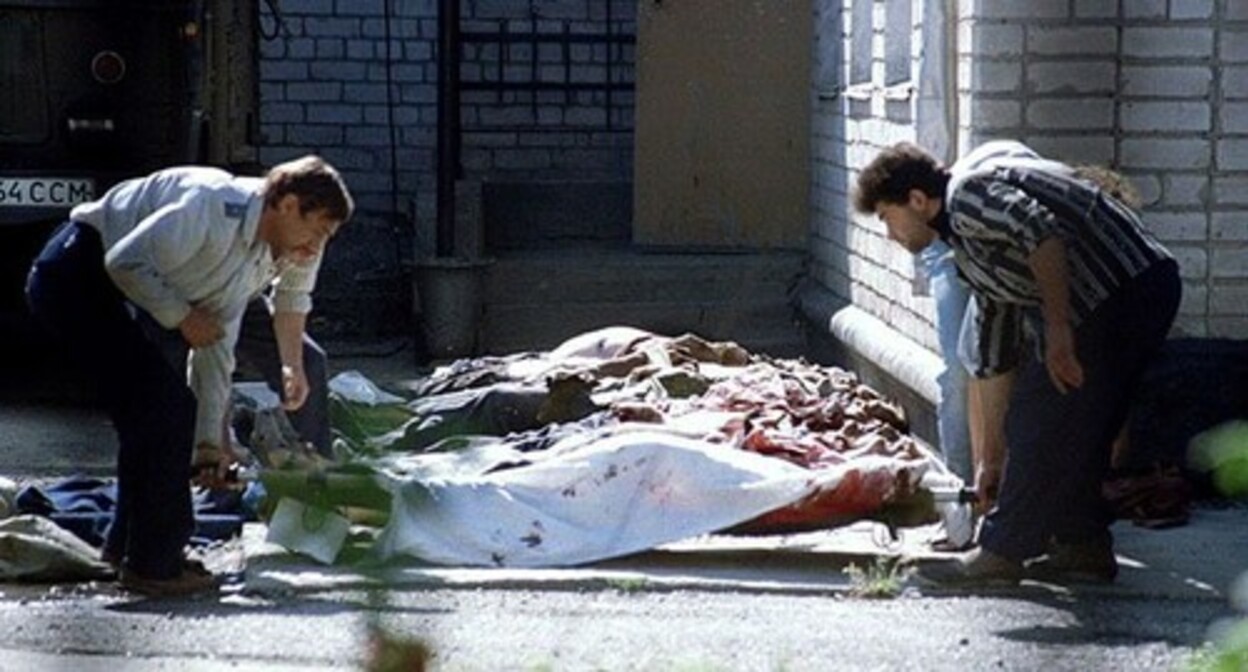 Officers of the Russian Ministry of Internal Affairs near a stretcher with a body of a victim of the attack of Chechen militants on Budyonnovsk on June 15, 1995. Photo: Stringer / Reuters Officers of the Russian Ministry of Internal Affairs near a stretcher with a body of a victim of the attack of Chechen militants on Budyonnovsk on June 15, 1995. Photo: Stringer / Reuters