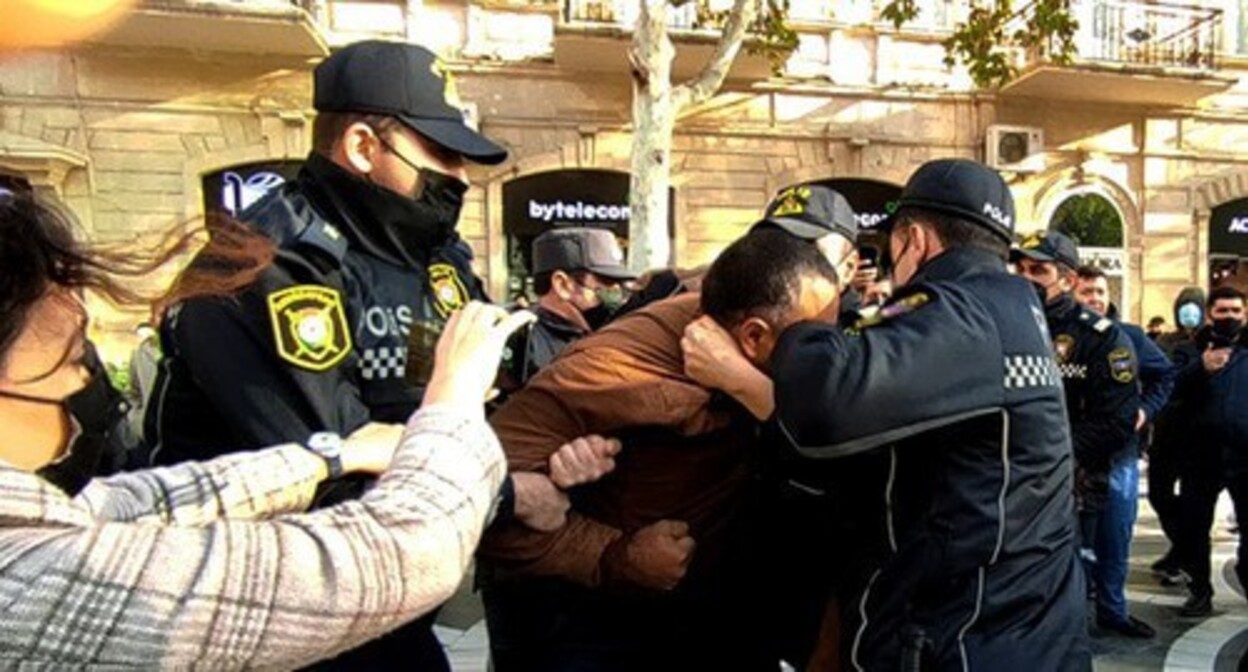 The detention of Tofig Yagublu, a well-known oppositionist. Photo by Faik Medjid for the "Caucasian Knot" The detention of Tofig Yagublu, a well-known oppositionist. Photo by Faik Medjid for the "Caucasian Knot"