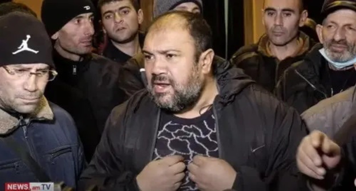 Protesters in Yerevan, Screenshot: https://www.youtube.com/watch?v=Zj11q_HHEMc&t=2s Protesters in Yerevan, Screenshot: https://www.youtube.com/watch?v=Zj11q_HHEMc&t=2s
