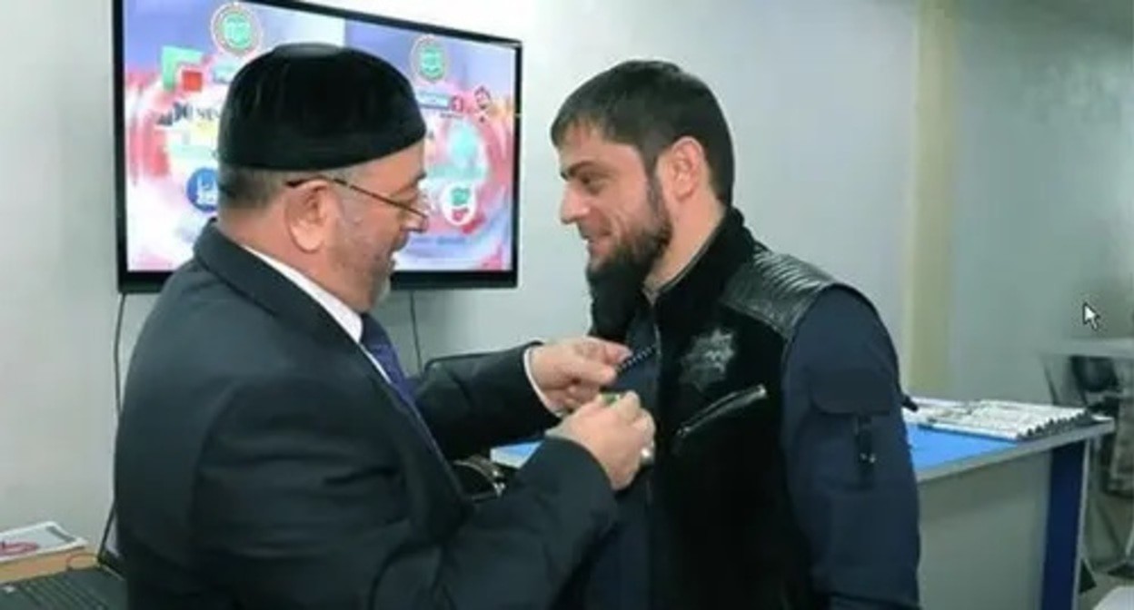 Decoration of Akhmed Dudaev (right), Minister for Press of Chechnya, with a medal for the protection of human rights. Screenshot: https://www.youtube.com/watch?v=RSCzvy_pPPk Decoration of Akhmed Dudaev (right), Minister for Press of Chechnya, with a medal for the protection of human rights. Screenshot: https://www.youtube.com/watch?v=RSCzvy_pPPk