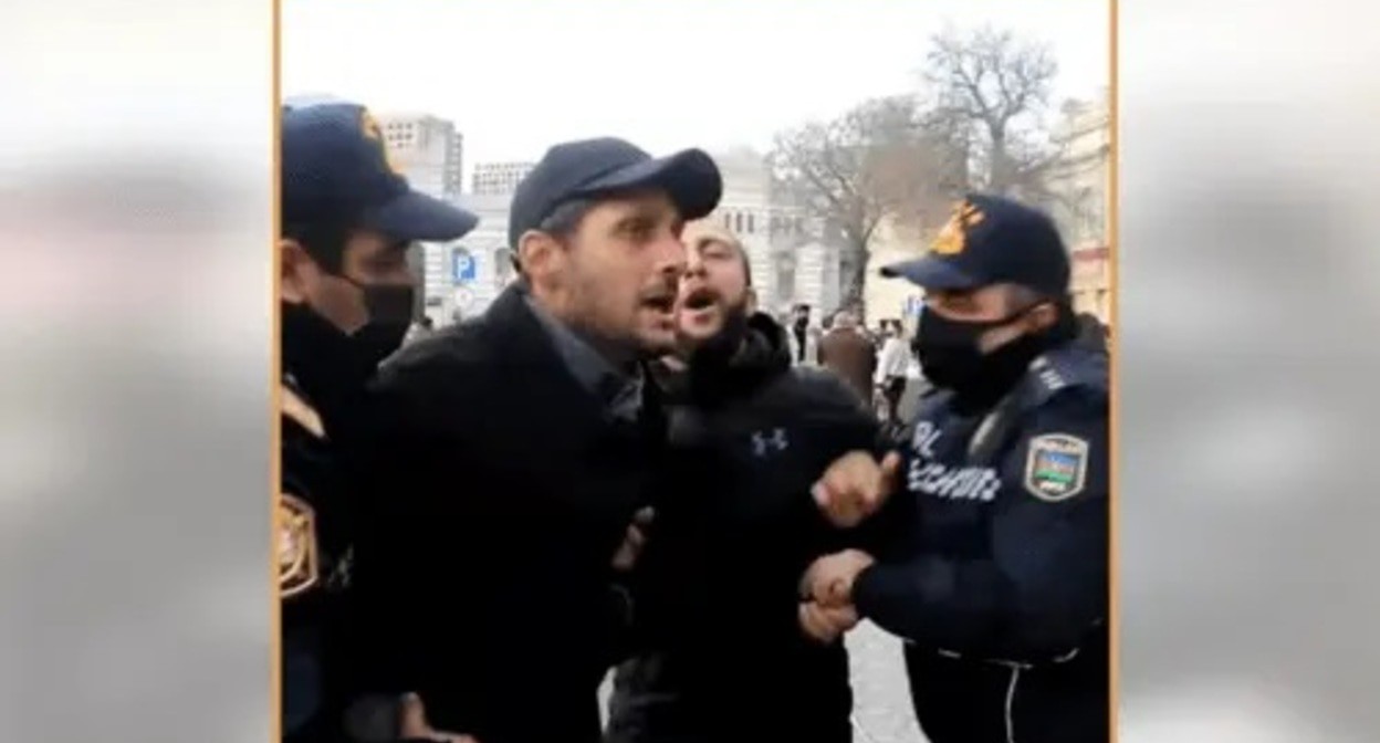 Police detain activists at a rally in support of Salekh Rustamov, Baku, December 11, 2021. Screenshot: https://www.facebook.com/watch/?v=347679063596939&extid=NS-UNK-UNK-UNK-IOS_GK0T-GK1C&ref=sharing Police detain activists at a rally in support of Salekh Rustamov, Baku, December 11, 2021. Screenshot: https://www.facebook.com/watch/?v=347679063596939&extid=NS-UNK-UNK-UNK-IOS_GK0T-GK1C&ref=sharing
