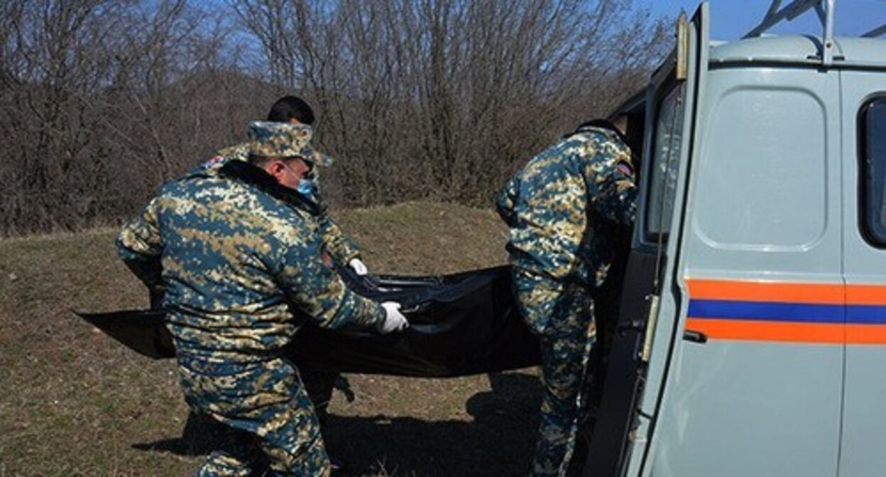 A search party with remains of a military serviceman. Photo from the page on Facebook https://www.facebook.com/photo/?fbid=253137966832379&set=a.204085831737593 A search party with remains of a military serviceman. Photo from the page on Facebook https://www.facebook.com/photo/?fbid=253137966832379&set=a.204085831737593