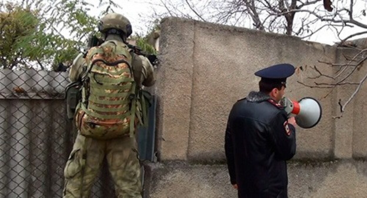Law enforcers during CTO. Photo: http://nac.gov.ru/kontrterroristicheskie-operacii/v-kbr-unichtozhen-bandit-prichastnyy-k-rasstrelu.html Law enforcers during CTO. Photo: http://nac.gov.ru/kontrterroristicheskie-operacii/v-kbr-unichtozhen-bandit-prichastnyy-k-rasstrelu.html