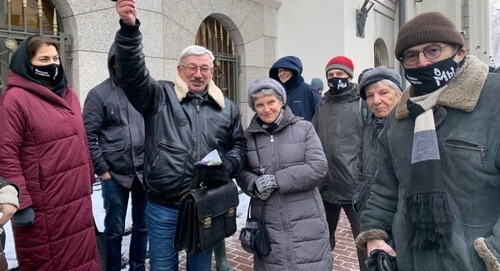 Svetlana Gannushkina (in the center) and Oleg Orlov, human rights defenders, near the courthouse. Photo by the press service of the HRC "Memorial" https://ru-ru.facebook.com/hrcmemorial/photos/pcb.2066823056807056/2066821113473917/?type=3&theater Svetlana Gannushkina (in the center) and Oleg Orlov, human rights defenders, near the courthouse. Photo by the press service of the HRC "Memorial" https://ru-ru.facebook.com/hrcmemorial/photos/pcb.2066823056807056/2066821113473917/?type=3&theater