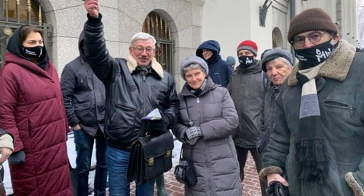 Svetlana Gannushkina (in the center) and Oleg Orlov, human rights defenders, near the courthouse. Photo by the press service of the HRC "Memorial" https://ru-ru.facebook.com/hrcmemorial/photos/pcb.2066823056807056/2066821113473917/?type=3&theater Svetlana Gannushkina (in the center) and Oleg Orlov, human rights defenders, near the courthouse. Photo by the press service of the HRC "Memorial" https://ru-ru.facebook.com/hrcmemorial/photos/pcb.2066823056807056/2066821113473917/?type=3&theater