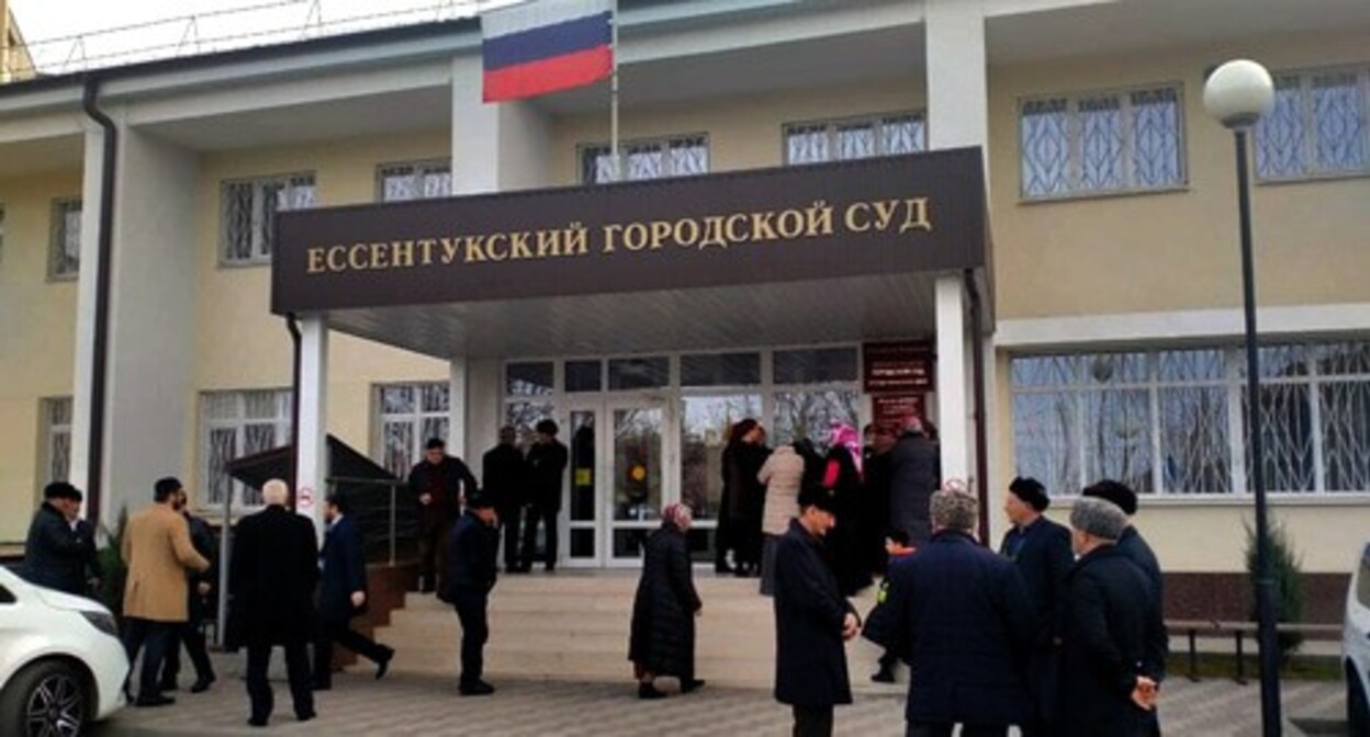 Supporters of the Ingush activists near the Yessentuki City Court. November 2021. Photo by Alyona Sadovskaya for the "Caucasian Knot" Supporters of the Ingush activists near the Yessentuki City Court. November 2021. Photo by Alyona Sadovskaya for the "Caucasian Knot"