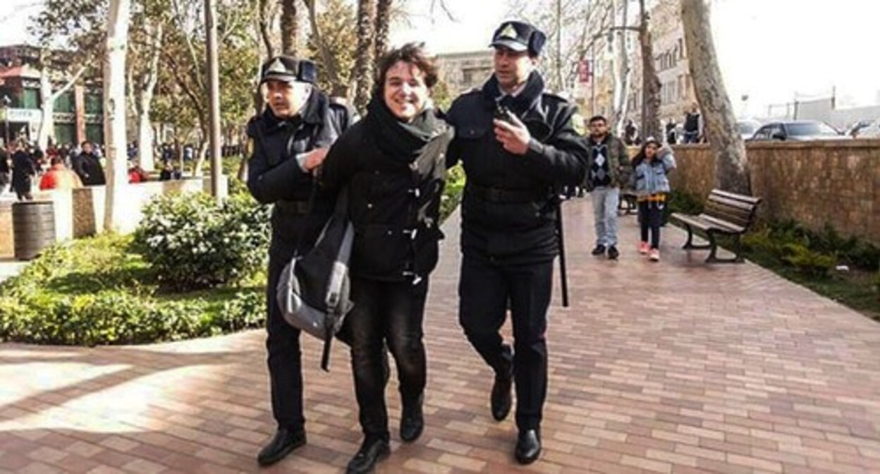 The police detains Rustam Ismayilbeili (in the center). Photo: Veli Shukurov https://jam-news.net/ru The police detains Rustam Ismayilbeili (in the center). Photo: Veli Shukurov https://jam-news.net/ru