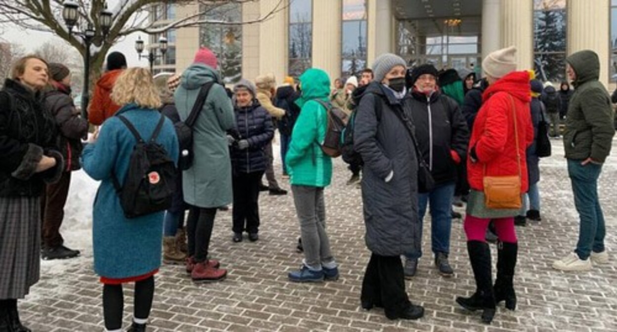 Supportes of the Human Rights Centre (HRC) “Memorial” near the courthouse before the court hearing. Moscow, December 16, 2021. Photo by the press service of the HRC “Memorial” Supportes of the Human Rights Centre (HRC) “Memorial” near the courthouse before the court hearing. Moscow, December 16, 2021. Photo by the press service of the HRC “Memorial”