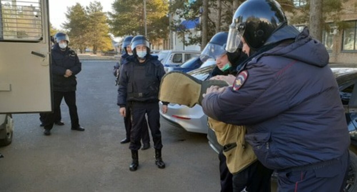 FSB agents conduct a counterterrorism operation. Photo: http://nac.gov.ru/terrorizmu-net/fsb/fsb-rossii-predotvrashchena-popytka-soversheniya.html FSB agents conduct a counterterrorism operation. Photo: http://nac.gov.ru/terrorizmu-net/fsb/fsb-rossii-predotvrashchena-popytka-soversheniya.html