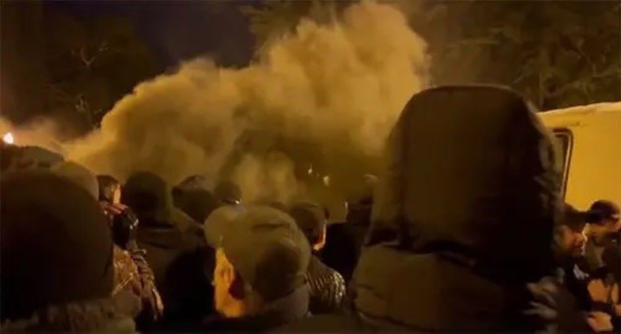 Police use smoke bombs against protesters in Sukhumi. Screenshot: https://vk.com/dtpsochi?z=video-41267621_456245089%2F080d93f0cfb878c846%2Fpl_wall_-41267621 Police use smoke bombs against protesters in Sukhumi. Screenshot: https://vk.com/dtpsochi?z=video-41267621_456245089%2F080d93f0cfb878c846%2Fpl_wall_-41267621