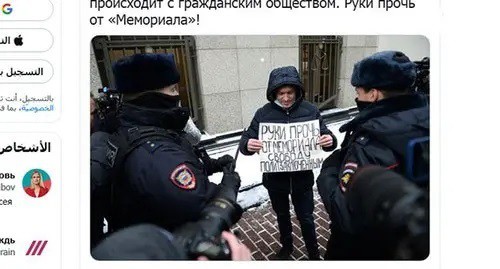 Police officers near participant of the picket in defense of "Memorials"; Screenshot: https://twitter.com/sobollubov/status/1470669370913349633?lang=ar Police officers near participant of the picket in defense of "Memorials"; Screenshot: https://twitter.com/sobollubov/status/1470669370913349633?lang=ar