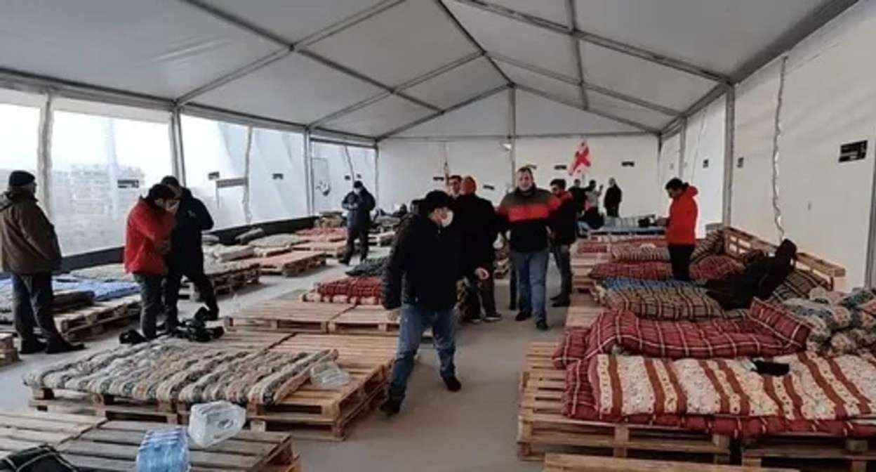 Inside a tent set for hunger-strikers in support of Mikhail Saakashvili. Screensot: Sputnik Georgia www.youtube.com/watch?v=NaEiNChBvmc Inside a tent set for hunger-strikers in support of Mikhail Saakashvili. Screensot: Sputnik Georgia www.youtube.com/watch?v=NaEiNChBvmc