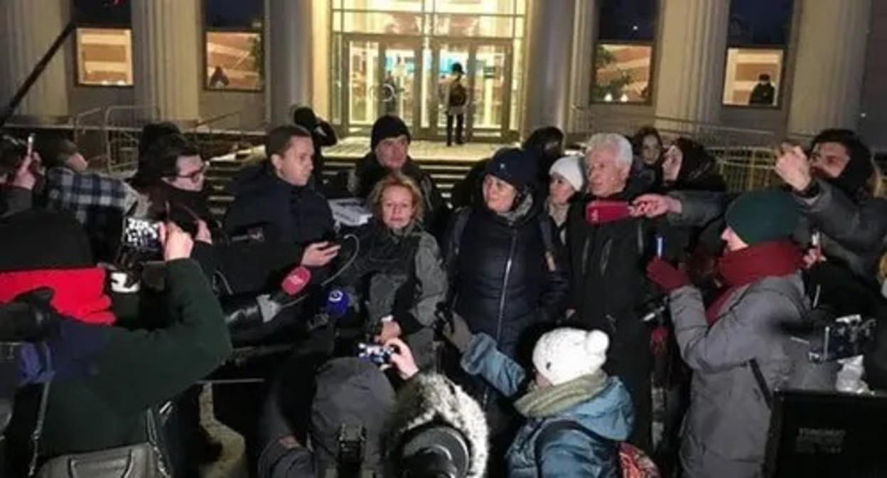 Journalists interview participants in the trial of the Human Rights Center 'Memorial'* in the Moscow City Court. December 23, 2021 Photo: press service of the HRC 'Memorial' Journalists interview participants in the trial of the Human Rights Center 'Memorial'* in the Moscow City Court. December 23, 2021 Photo: press service of the HRC 'Memorial'