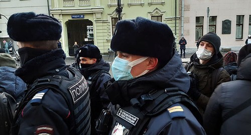 The police pushes journalists and support groups away from the entrance to the Supreme Court building. Moscow, December 18, 2021. Photo by Rustam Djalilov for the "Caucasian Knot" The police pushes journalists and support groups away from the entrance to the Supreme Court building. Moscow, December 18, 2021. Photo by Rustam Djalilov for the "Caucasian Knot"