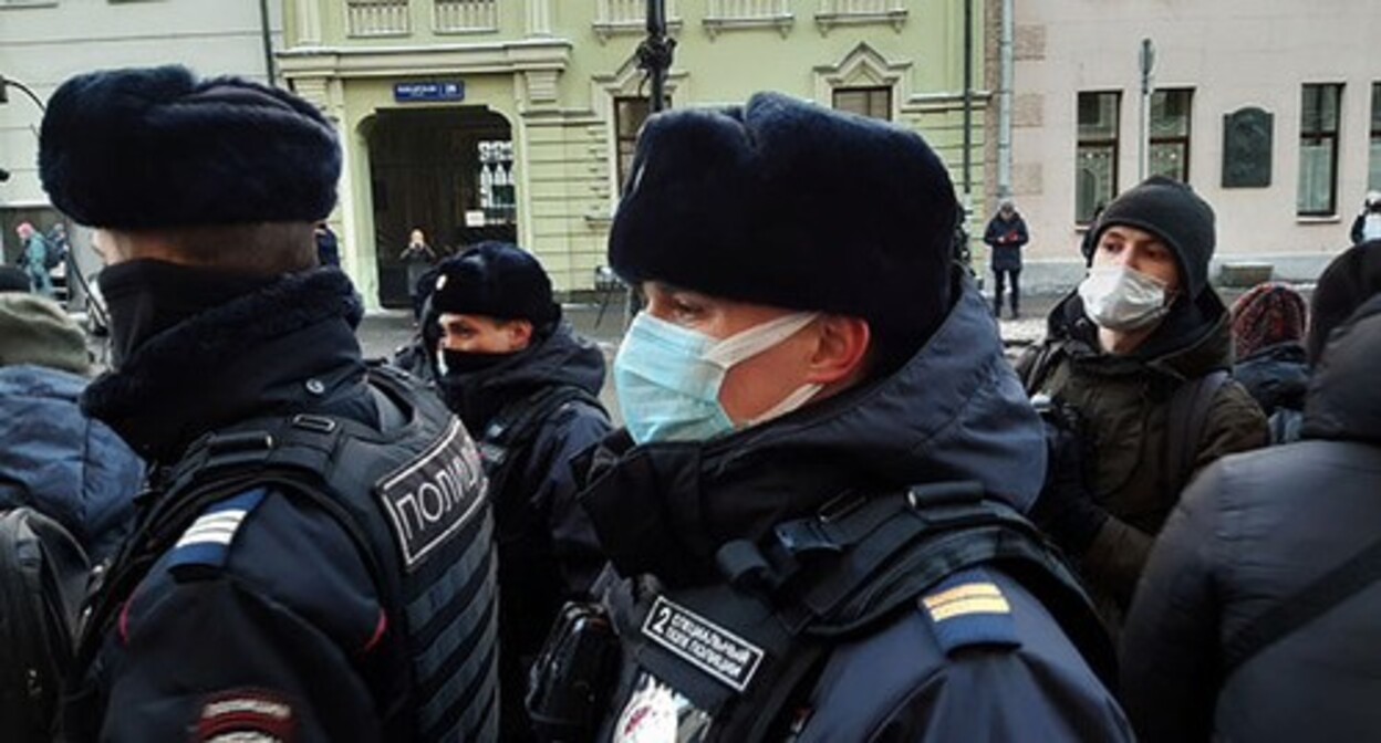 The police pushes journalists and support groups away from the entrance to the Supreme Court building. Moscow, December 18, 2021. Photo by Rustam Djalilov for the "Caucasian Knot" The police pushes journalists and support groups away from the entrance to the Supreme Court building. Moscow, December 18, 2021. Photo by Rustam Djalilov for the "Caucasian Knot"
