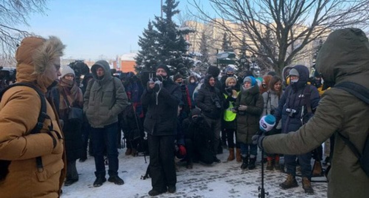 People near the building of the Moscow City Court after the announcement of the verdict. Screenshot of the post https://t.me/polniypc People near the building of the Moscow City Court after the announcement of the verdict. Screenshot of the post https://t.me/polniypc