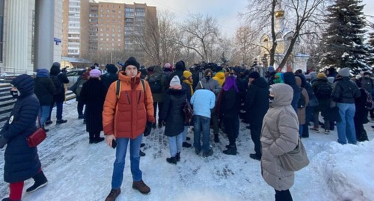 People near the building of the Moscow City Court after the announcement of the verdict. Screenshot of the post https://t.me/polniypc People near the building of the Moscow City Court after the announcement of the verdict. Screenshot of the post https://t.me/polniypc