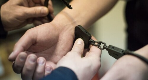 Handcuffs. Photo by Yelena Sineok, "Yuga.ru" Handcuffs. Photo by Yelena Sineok, "Yuga.ru"