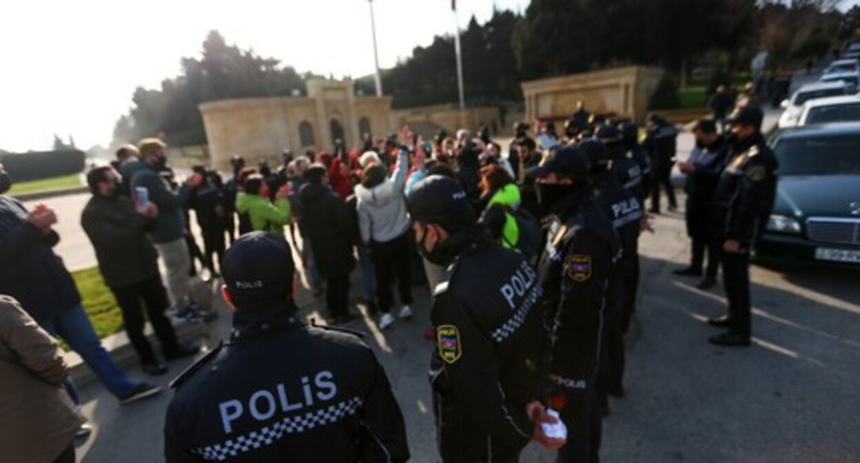 A protest rally of journalists in front of the Azerbaijani Parliament building. Photo by Aziz Karimov for the "Caucasian Knot" A protest rally of journalists in front of the Azerbaijani Parliament building. Photo by Aziz Karimov for the "Caucasian Knot"