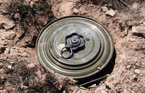 An anti-tank mine. Photo: https://ru.wikipedia.org http://www.dodmedia.osd.mil/Assets/1987/Marines/DM-ST-87-01574.JPEG An anti-tank mine. Photo: https://ru.wikipedia.org http://www.dodmedia.osd.mil/Assets/1987/Marines/DM-ST-87-01574.JPEG